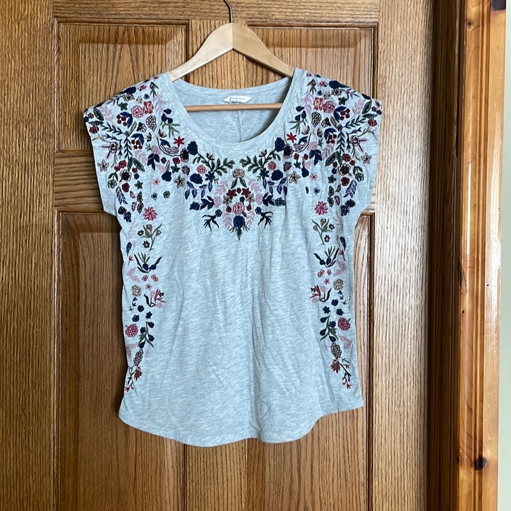 Gray embroidered Lucky brand tee